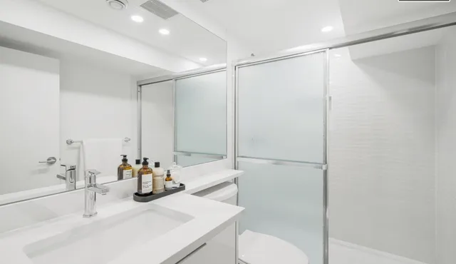 Cozy 2 bed suite close to Burnaby Hospital & Skytrain